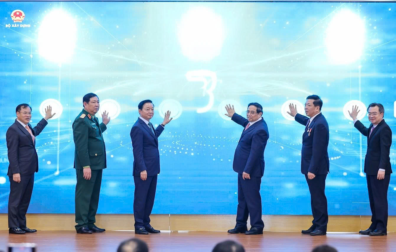 Thủ tướng Phạm Minh Chính, Phó Thủ tướng Trần Hồng Hà, Bộ trưởng Trần Hồng Minh và các đại biểu bấm nút chính thức triển khai toàn quốc các nền tảng số của Bộ Xây dựng