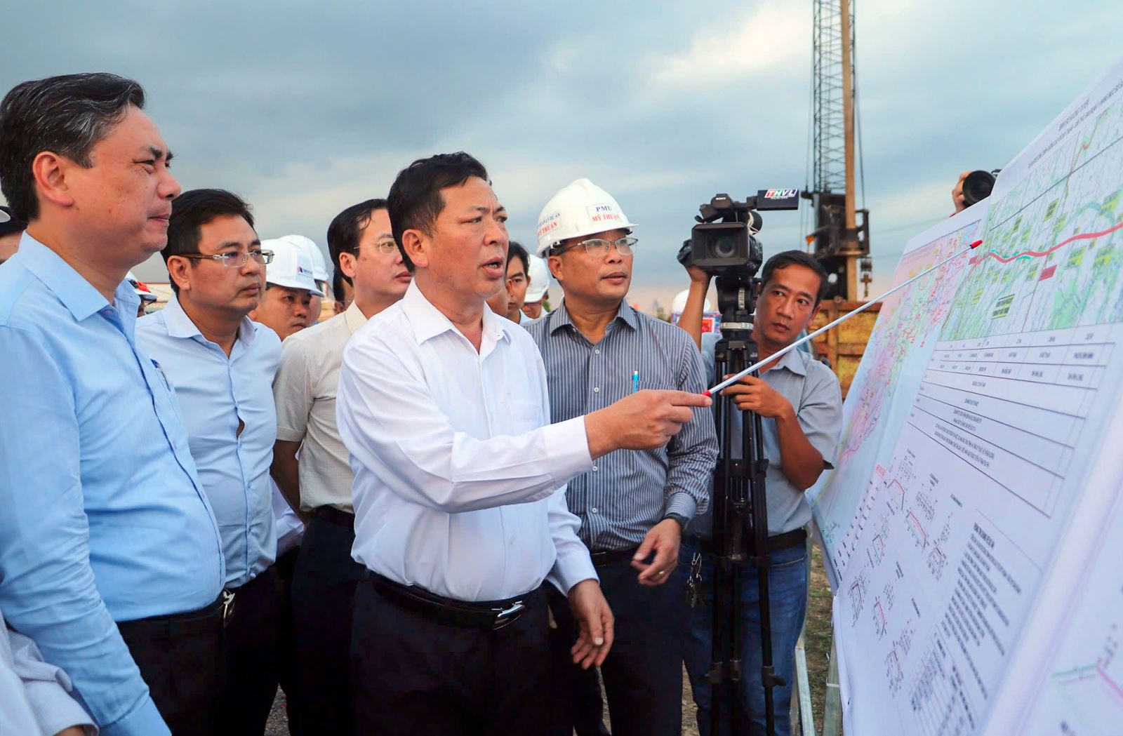 Bộ trưởng Trần Hồng Minh kiểm tra thi công hạng mục bổ sung cao tốc Mỹ Thuận - Cần Thơ