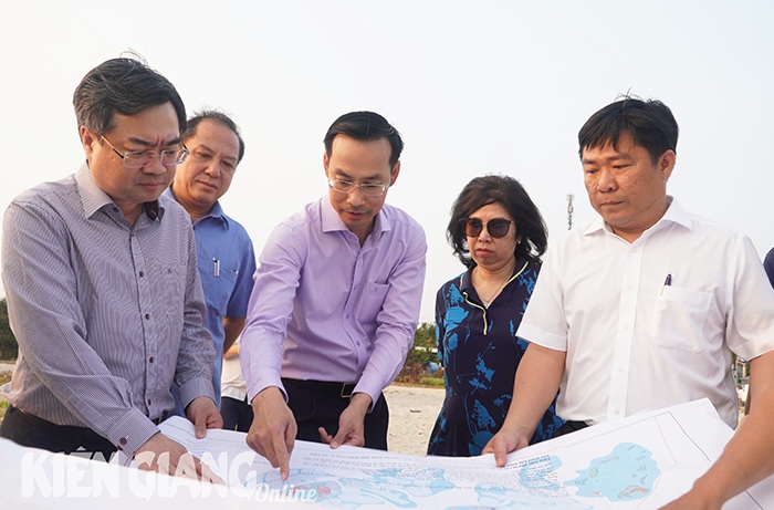 Bộ trưởng Bộ Xây dựng khảo sát các dự án trọng điểm tại TP. Hà Tiên