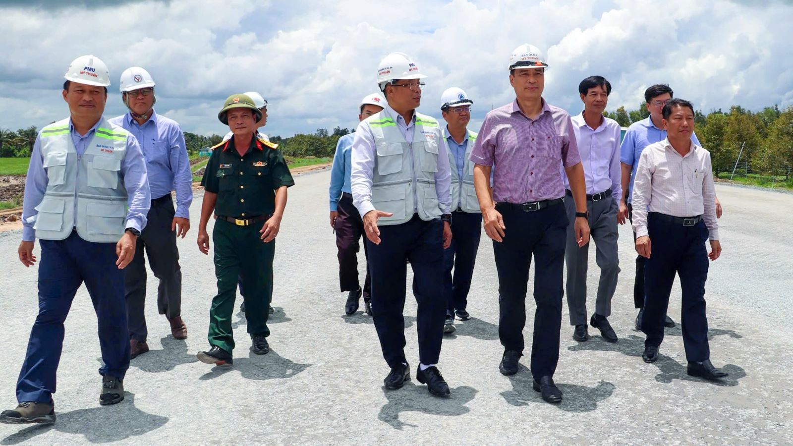 Thứ trưởng Phạm Minh Hà kiểm tra thực địa công trường dự án thành phần Cần Thơ - Hậu Giang và Hậu Giang - Cà Mau