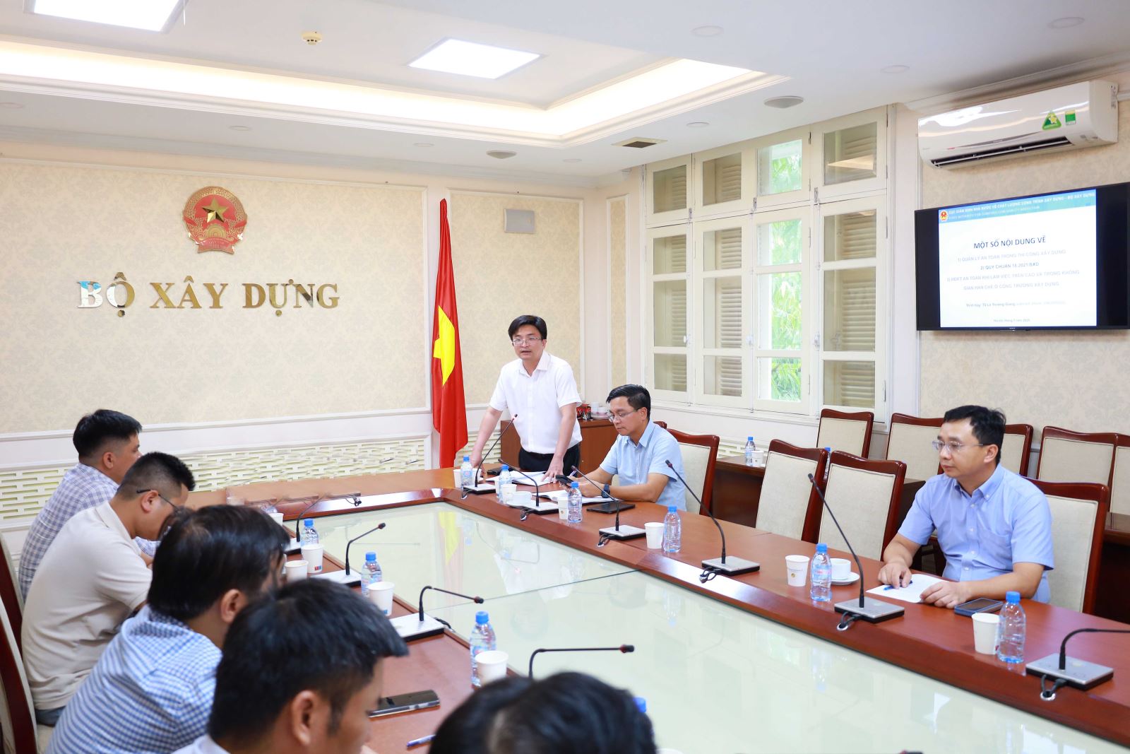 Tuyên truyền, phổ biến Tài liệu hướng dẫn thực hiện QCVN 18:2021/BXD về an toàn trong thi công xây dựng: Kỹ thuật an toàn khi làm việc trên cao và trong không gian hạn chế ở công trường xây dựng